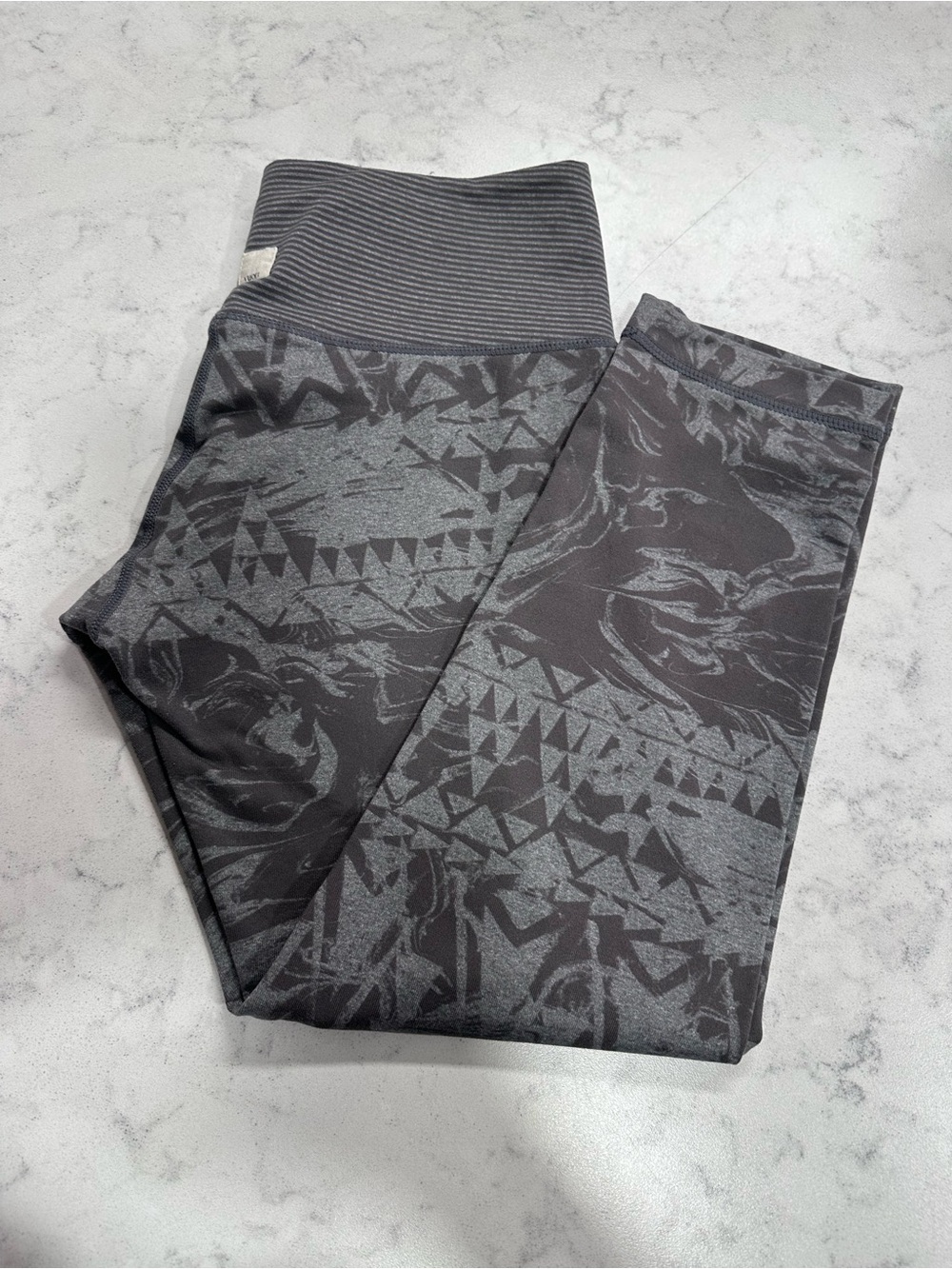 Vuori Women's Dark Gray Patterned Performance crop leggings
